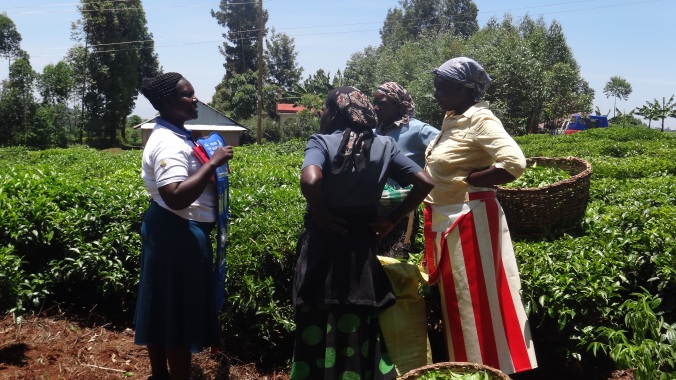 Beatrice Akinyi engages tea pickers in Nyamira in anhealth talk 
